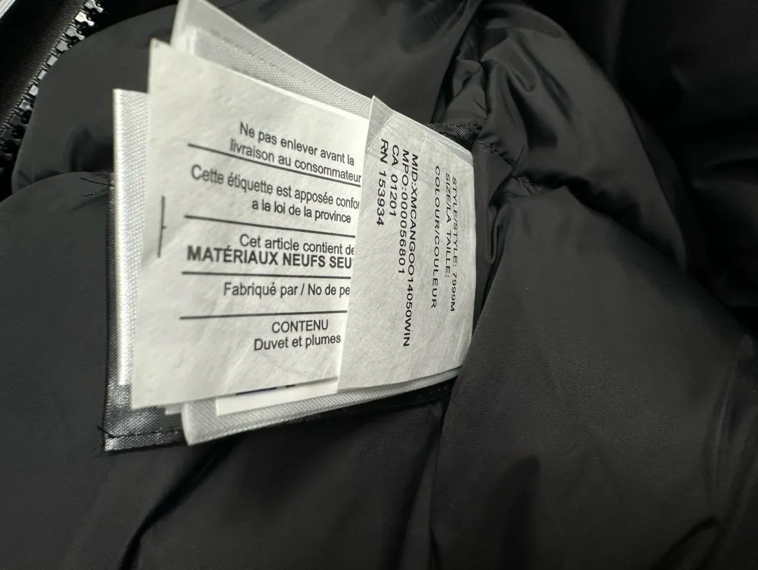 P780 [Canada goose] 01 Exdition Parka Down Jacket for Couples. Genuine original version. You need to compare with the genuine product at any time. All accessories are custom-made from the original factory. 💯The softness and hardness of the fabric is compared with the original one. It can be restored by kneading at will (fabric misunderstanding: fabrics with high hardness are not waterproof. Only those who buy the latest authentic version this year will notice the softness and comfort of the fabric) 💯The down is synchronized with the genuine white duck down, fluffy and not lumpy. Electronically controlled velvet filling machine 💯Customized zippers with genuine YKK military-grade copper core zipper pullers, high hardness and no jamming 💯The fur collar is purchased from Western Canada coyote skin original customization 💯All workmanship and wiring are controlled by workers with more than ten years of service. They must be horizontal and vertical, and are not crooked. The inner wiring density is more sophisticated. Feel free to compare 💯label, collar label, washed label, hangtag, zipper rope, pocket label Back label, collar velvet, Velcro fasteners, cuffs, all details are updated simultaneously with the original product. The best version, the most complete colors, battle all kinds of worldly goods, sizes: XS-XXL